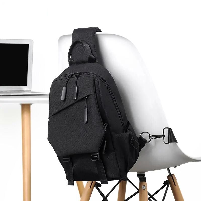 Sac de Poitrine pour homme accroché sur une chaise