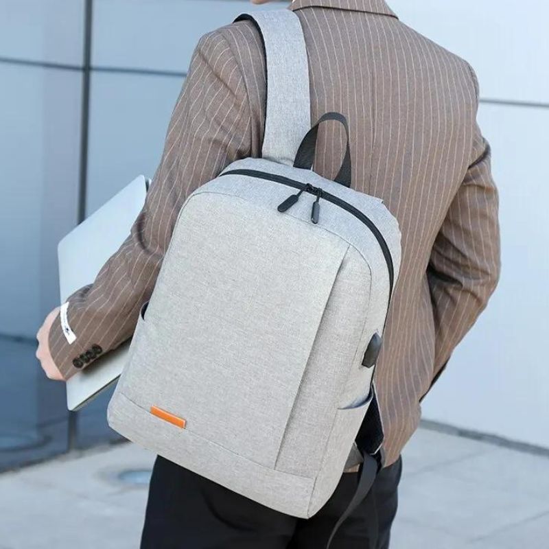 Sac à dos de ville homme  porté sur l'épaule d'un mannequin