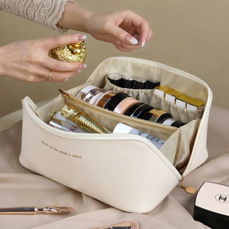 trousse de toilette grande capacité beige ouverte avec maquillage