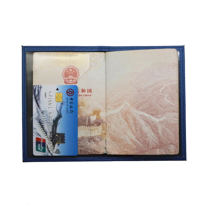 étui passeport homme vue d'intérieur remplie avec une carte bancaire et un passeport