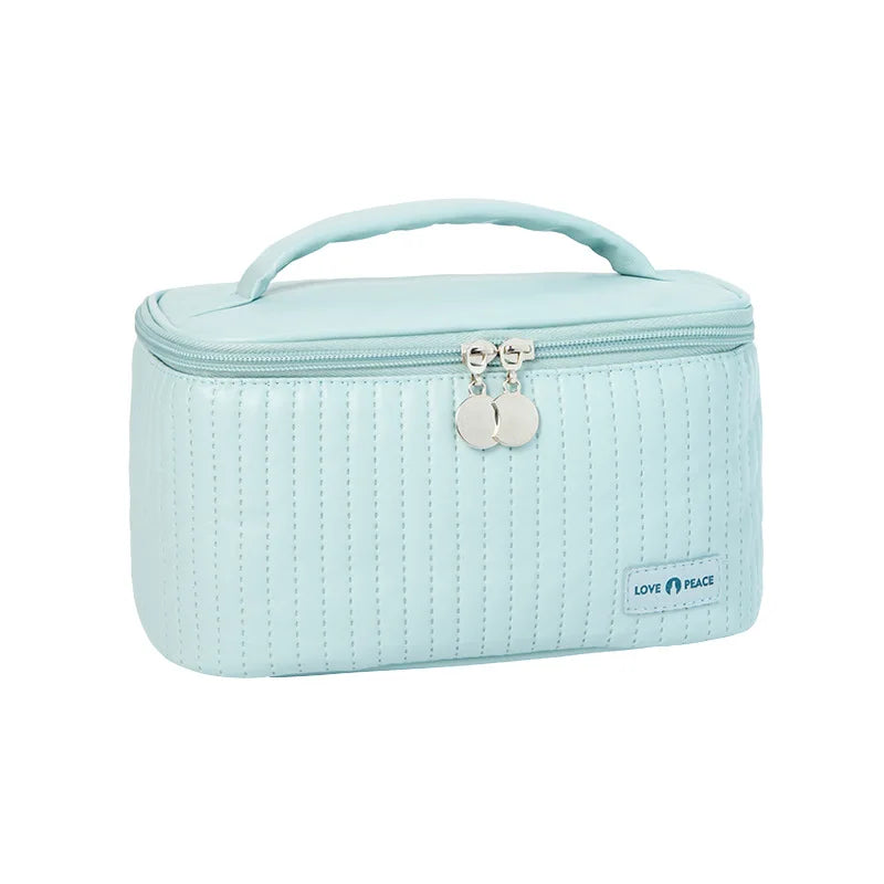 grande trousse de toilette matelassée coloris bleu ciel