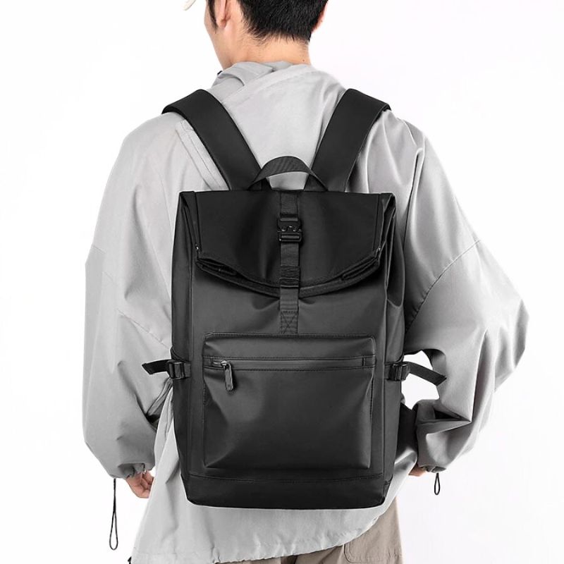mannequin qui porte le petit sac à dos homme ville