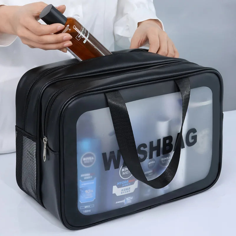 mannequin qui range des produits dans la trousse de toilette double compartiment