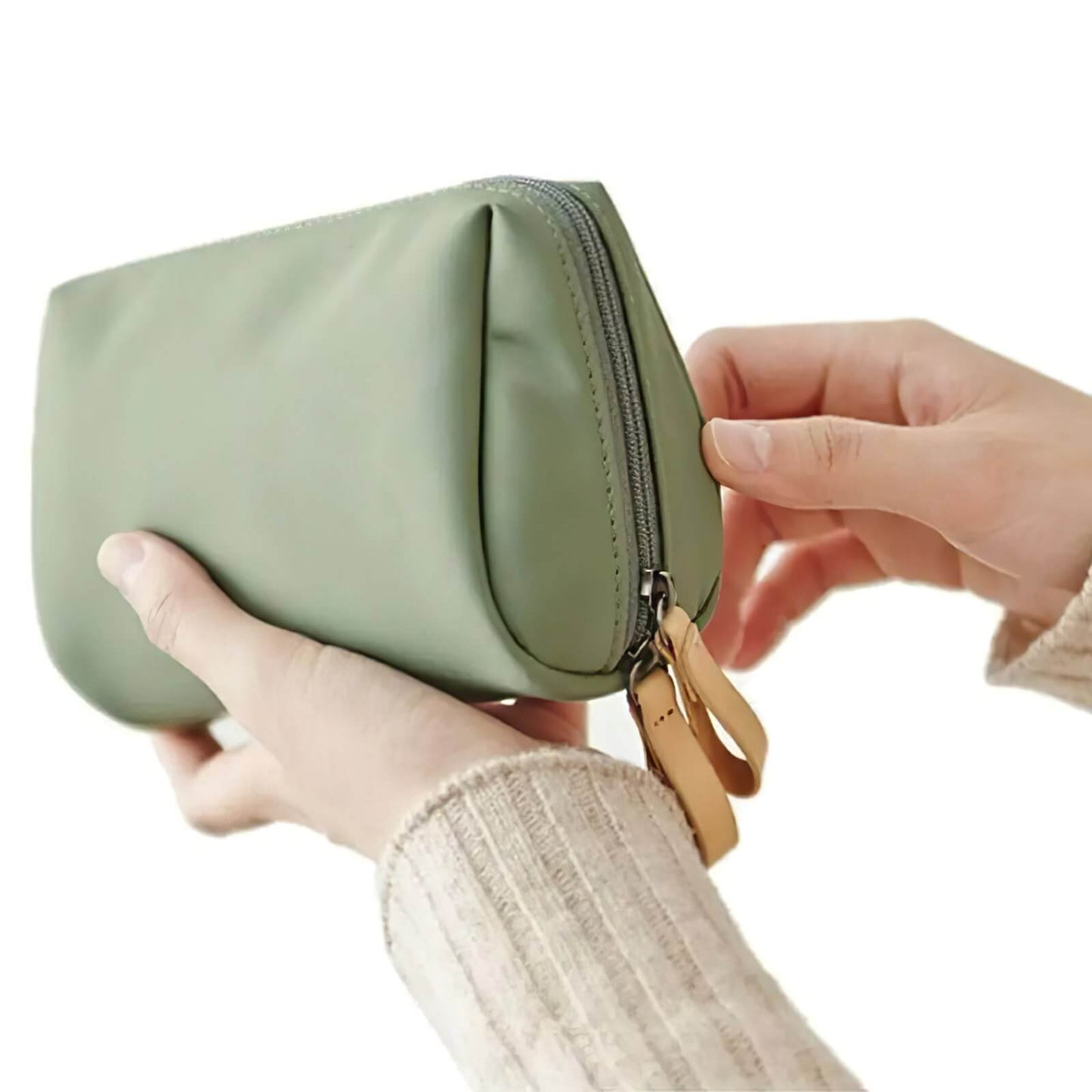 mini trousse de toilette porter à la main par un mannequin