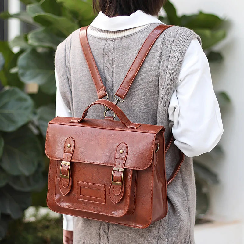 petit sac à dos femme chic marron porté par une mannequin