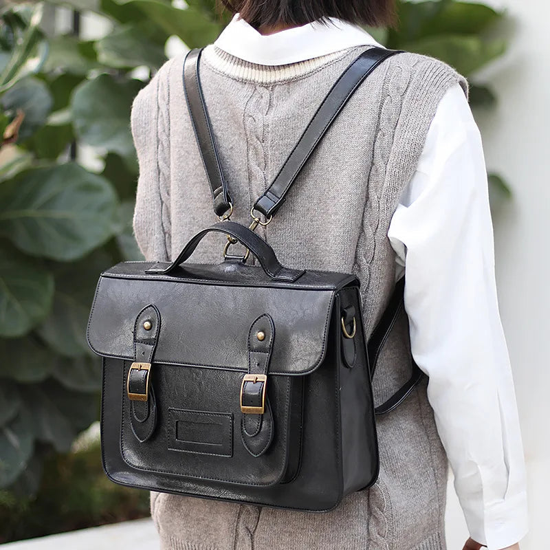 petit sac à dos femme chic noir porté par une mannequin