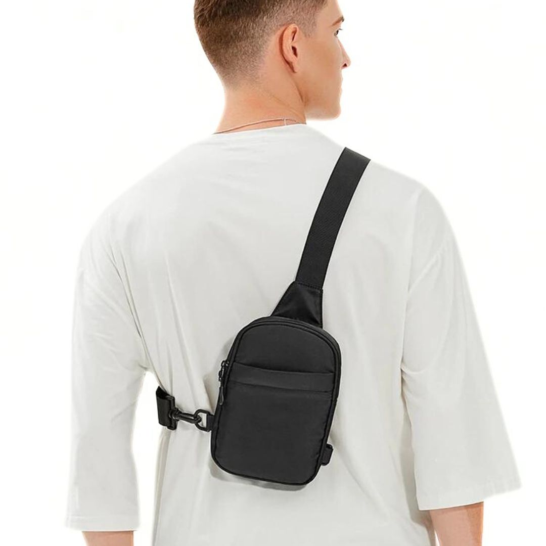 petit sac poitrine homme porté par un mannequin vue de dos