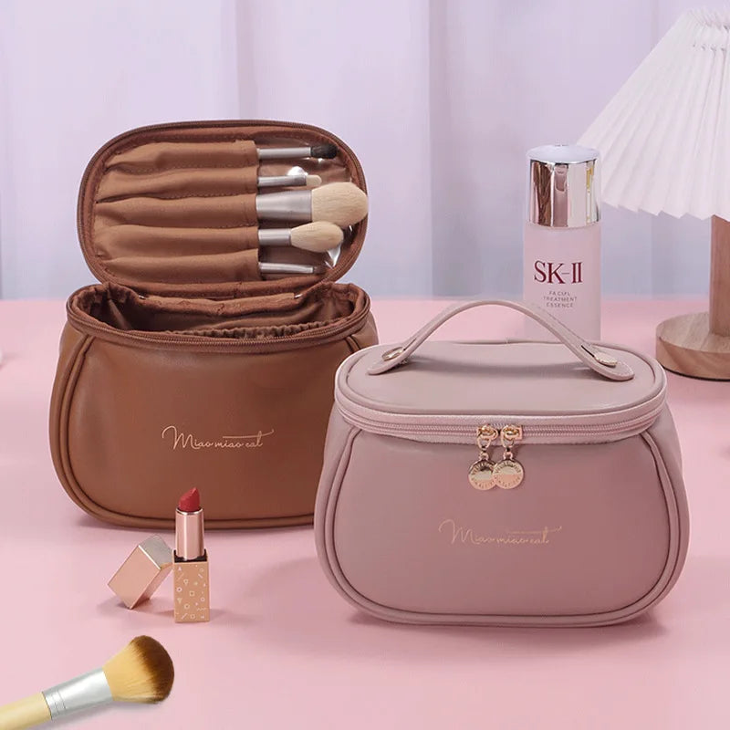 photo de deux modèles de Trousse de Toilette Maquillage