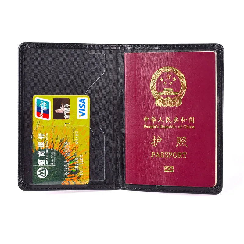 pochette à passeport vue d'intérieur remplie avec un passeport et une carte bancaire