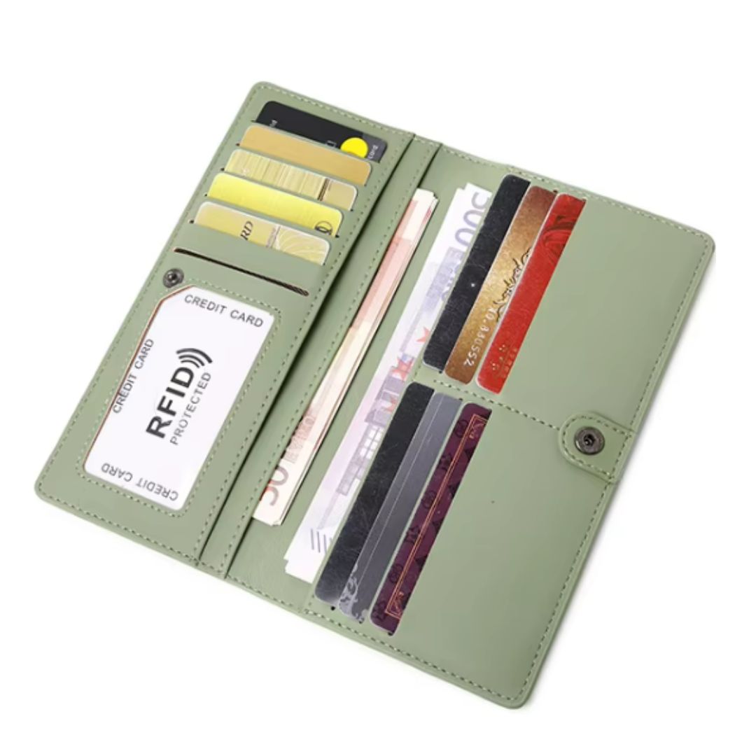 pochette de voyage pour billets et documents vue sur l'intérieur de la pochette remplie de cartes