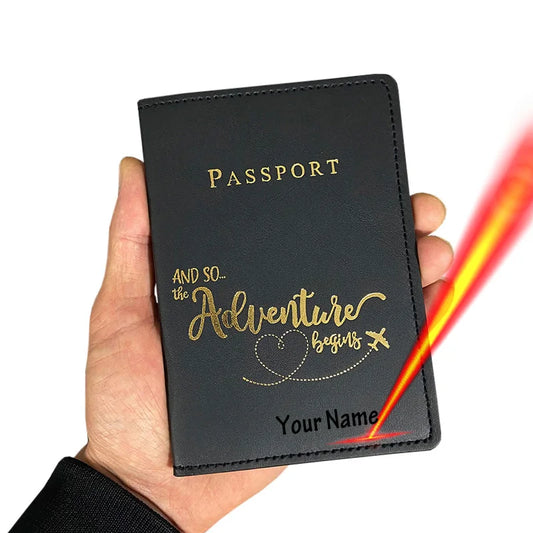 pochette passeport personnalisé avec le nom coloris noir vue de face 