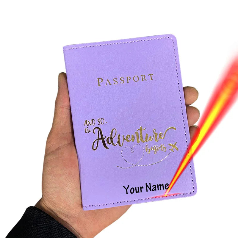 pochette passeport personnalisé avec le nom coloris violet vue de face