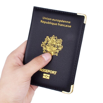 protège-passeport français couleur noir et vue de face tenu dans la main