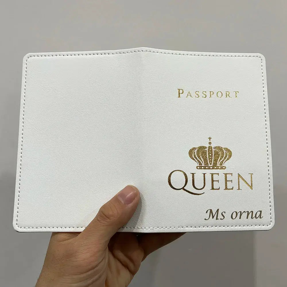 protege passeport personnalise queen vue de dos