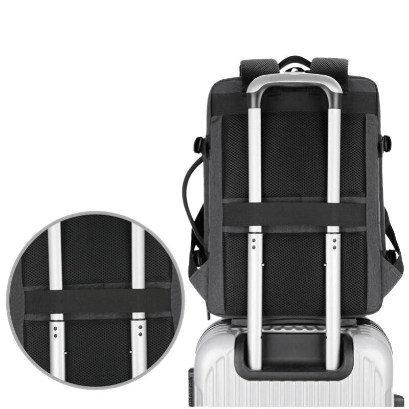 sac à dos 45 36 20 gris foncé accroché sur une valise