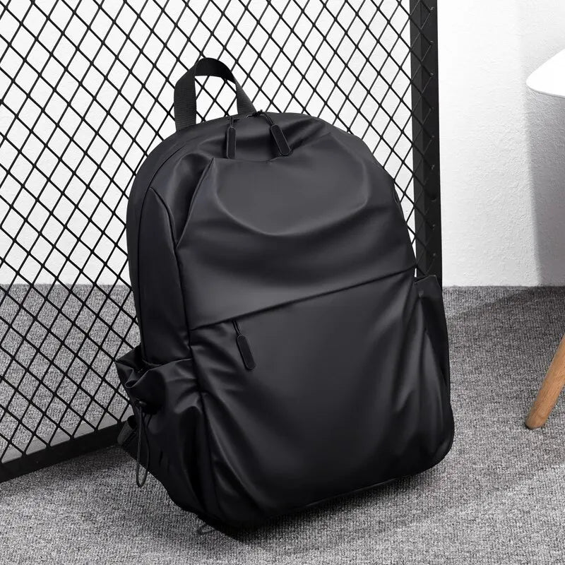 Sac à Dos Fashion posé contre un grillage