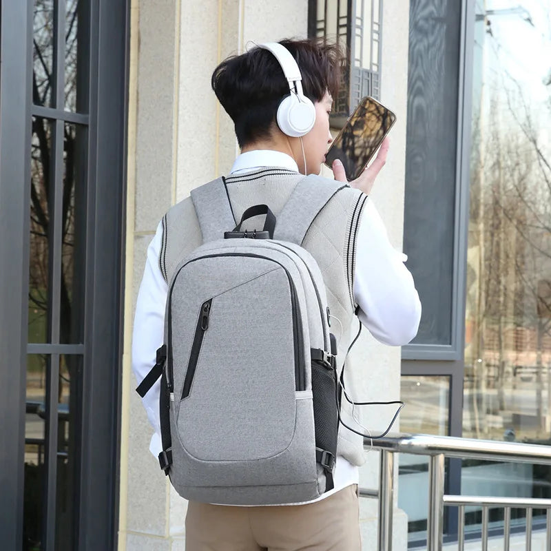 sac à dos inviolable porté par un mannequin