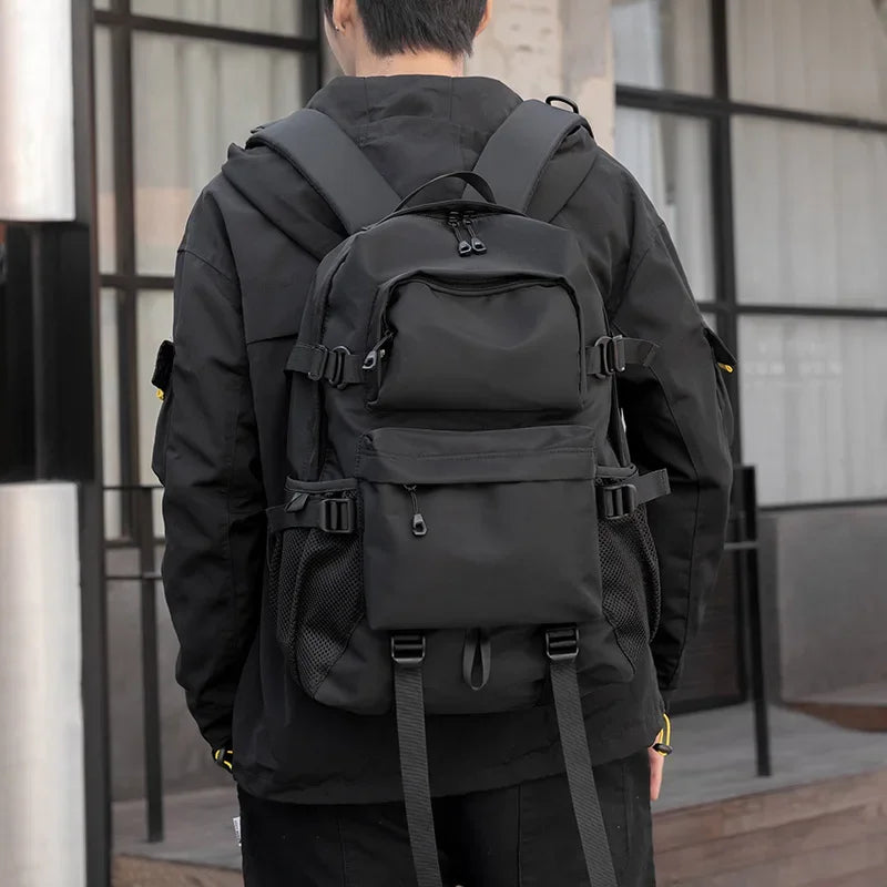 sac à dos urbain design porté par un mannequin