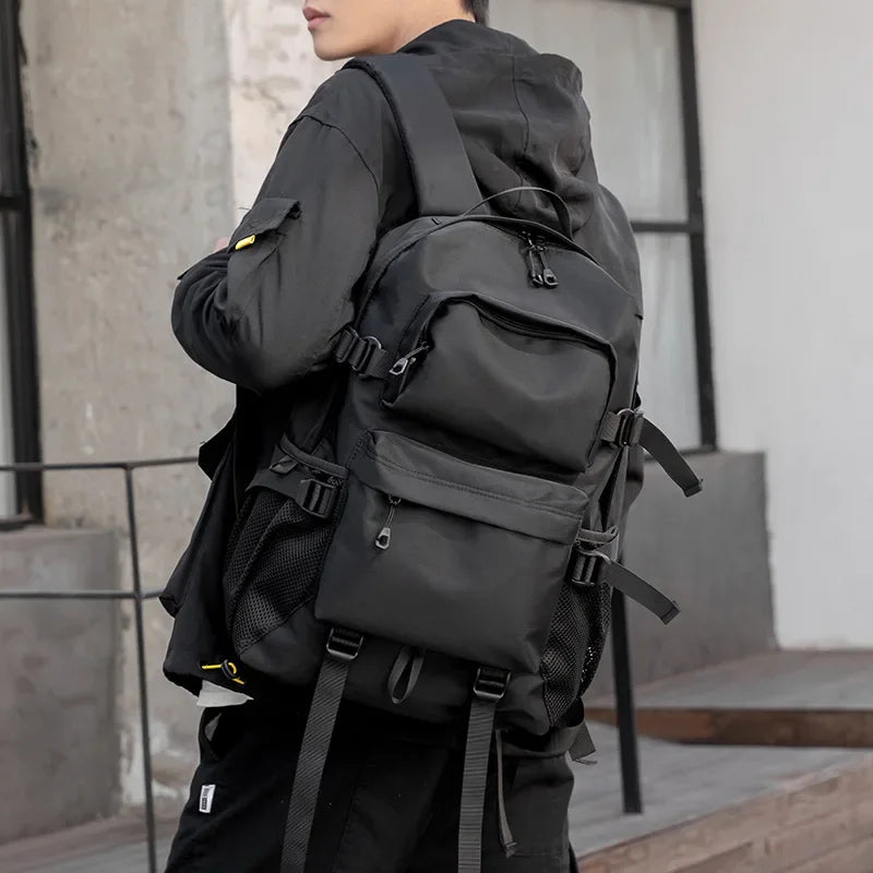 sac à dos urbain design porté sur une épaule par un mannequin