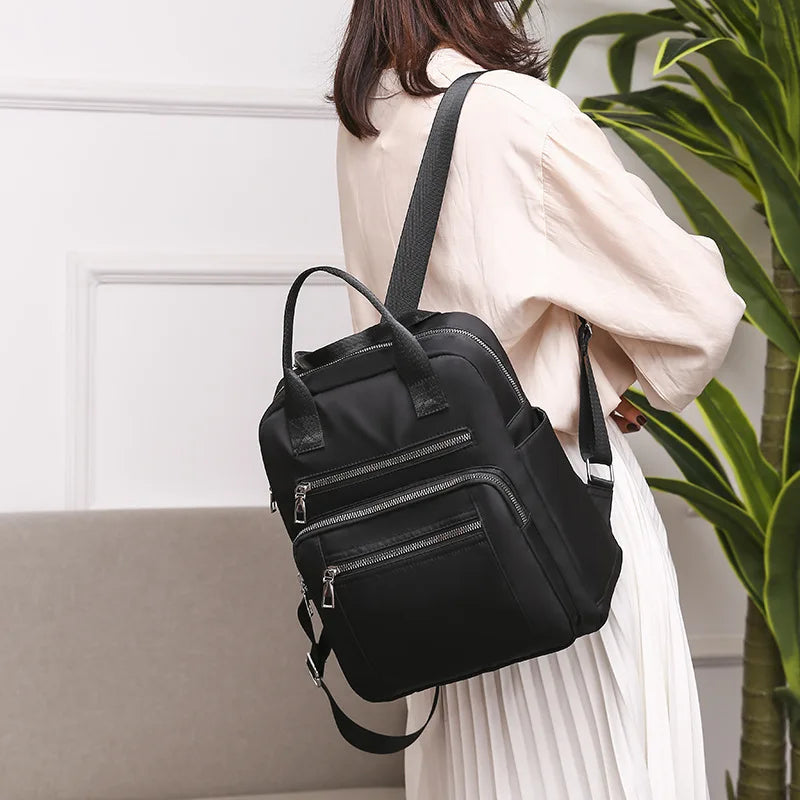 sac à dos urbain femme porté par une mannequin sur son épaule