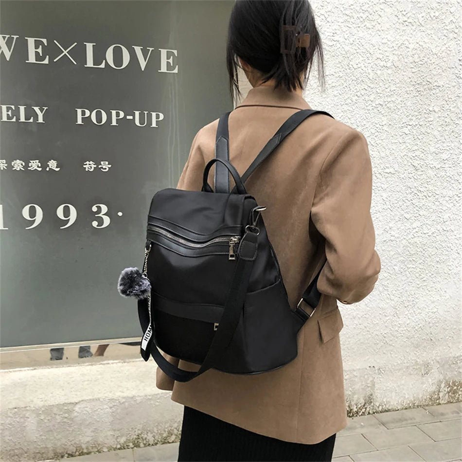 sac à dos anti pickpocket femme couleur noir porté par un mannequin sur les épaules