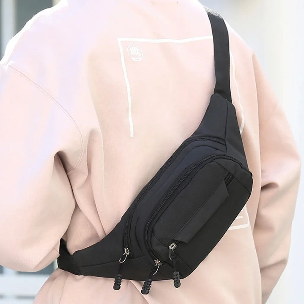 sac banane de voyage porté par un mannequin