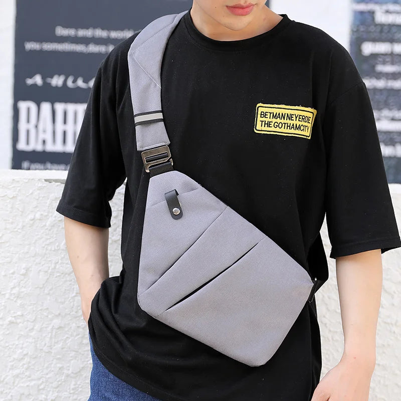 sac bandoulière antivol gris porté par un mannequin