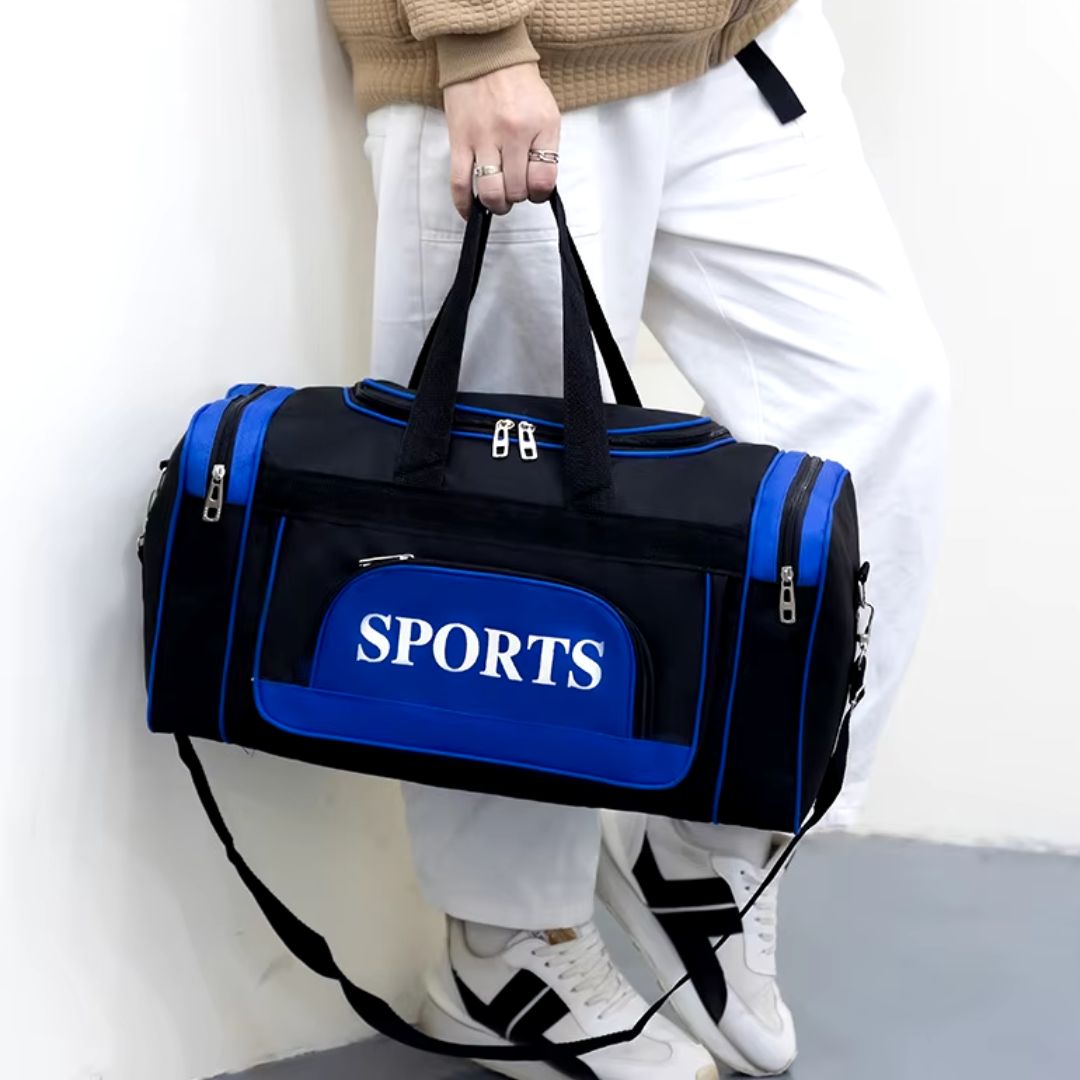 sac de sport crossfit porté à la main par un mannequin