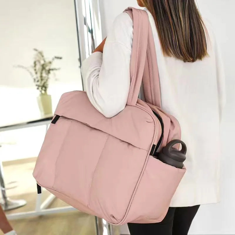 sac de voyage matelasse porté par un mannequin