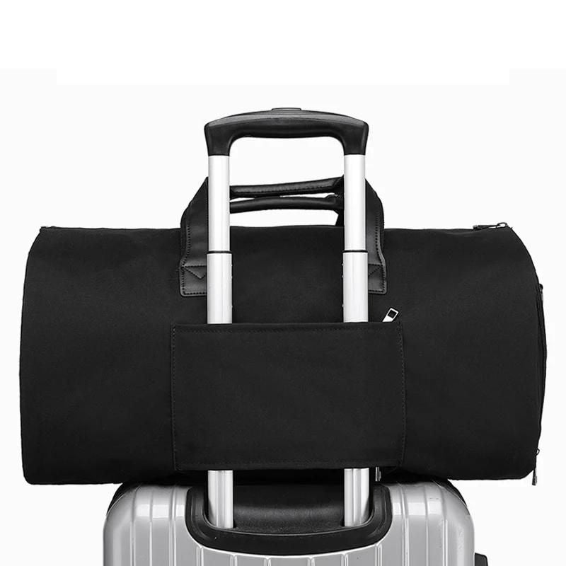 sac de voyage multifonction accroché à une valise