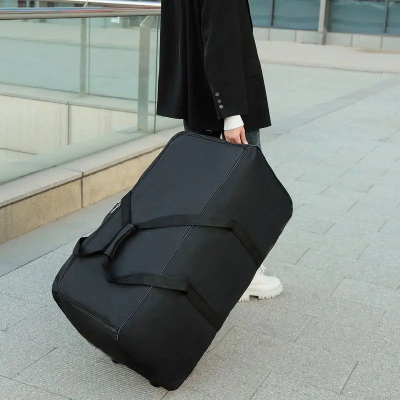 sac de voyage souple avec roulettes porté par une mannequin
