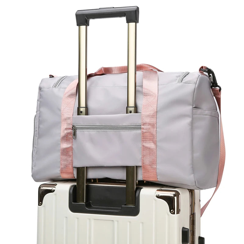 Sac de Voyage Ultra Léger Pliable accroché à une valise