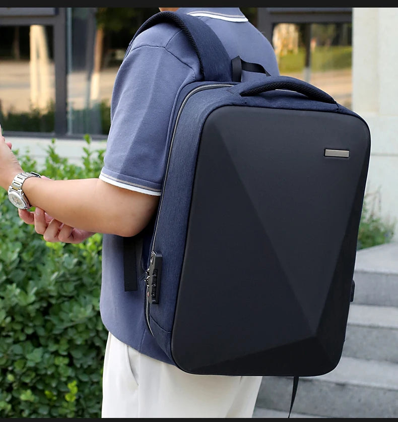 sac à dos à coque rigide porté par un mannequin