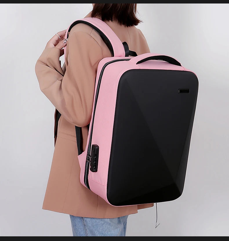 sac à dos à coque rigide porté par un mannequin