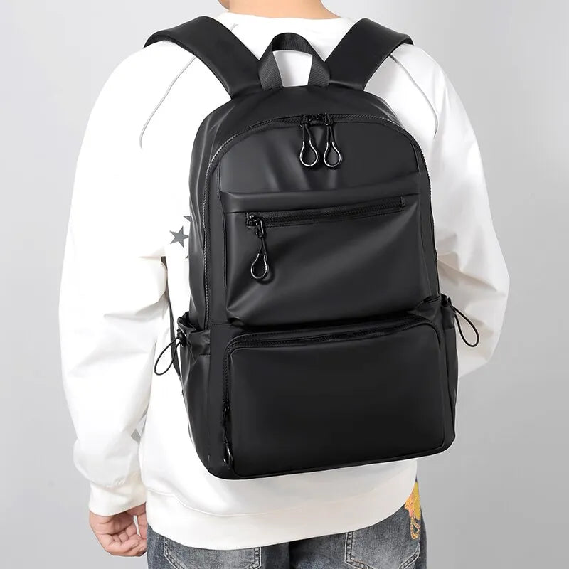 sac à dos multi compartiment homme noir porté par un mannequin