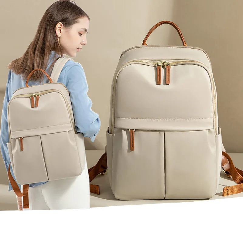 sac à dos de ville pour femme léger couleur beige vue de face et porté par un mannequin