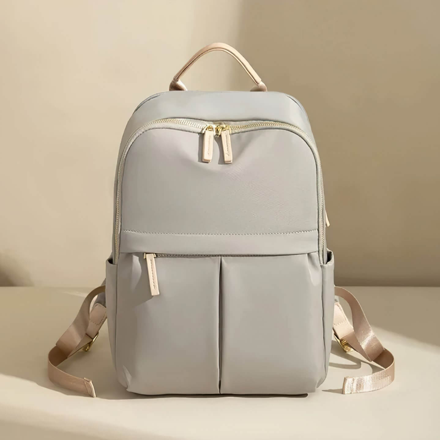 sac à dos de ville pour femme léger couleur gris clair vue de face