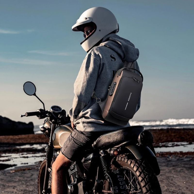 sac en bandoulière antivol porté par un mannequin sur une moto