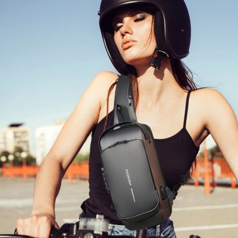 sac en bandoulière antivol porté par une mannequin