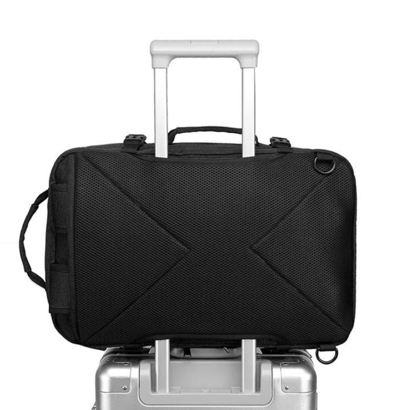 sac à dos extensible noir sur une valise