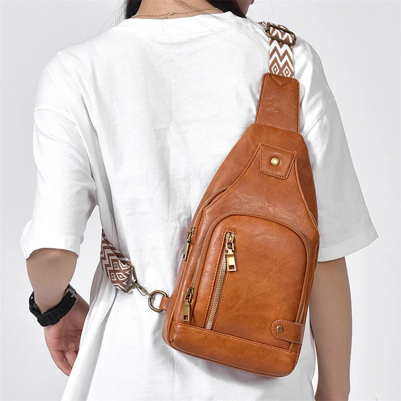 sac de poitrine femme tendance coloris marron clair porté en bandoulière par une mannequin
