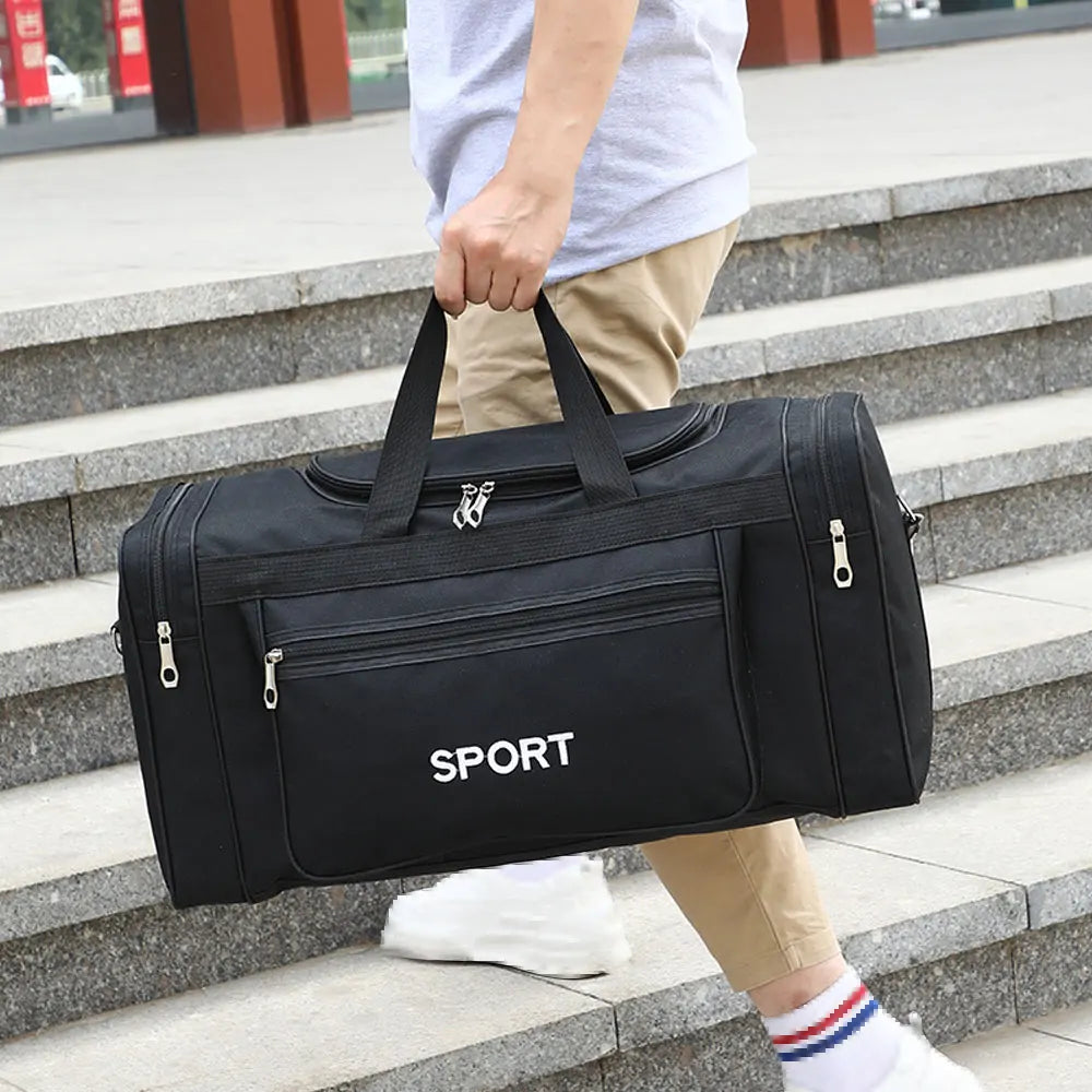 sac de sport de 40 litres noir porté par un mannequin