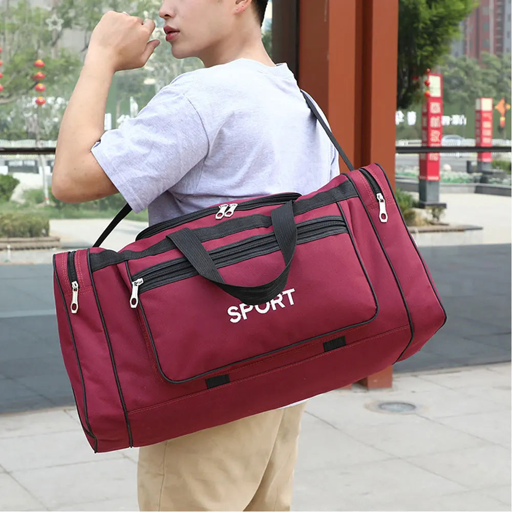 sac de sport de 40 litres rouge porté par un mannequin