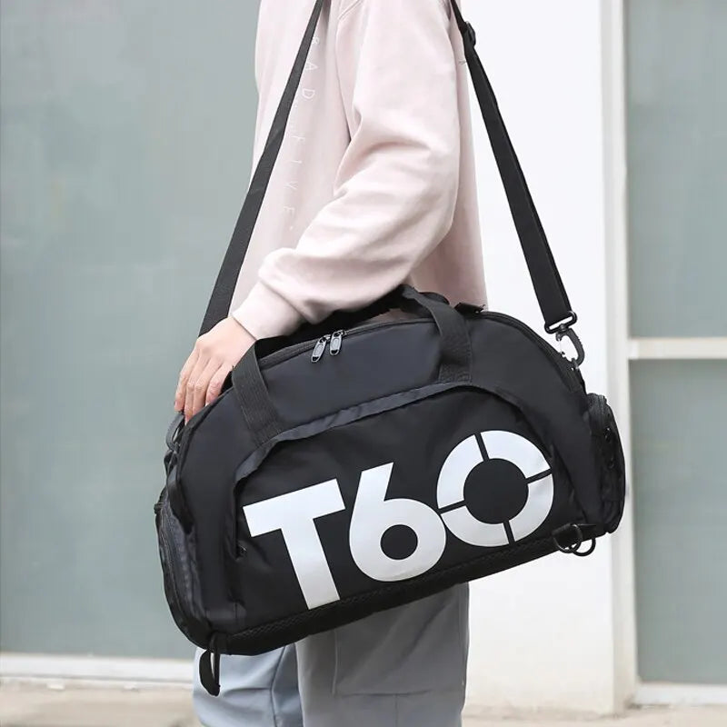sac de sport avec compartiment chaussure jaune porté avec une bandoulière