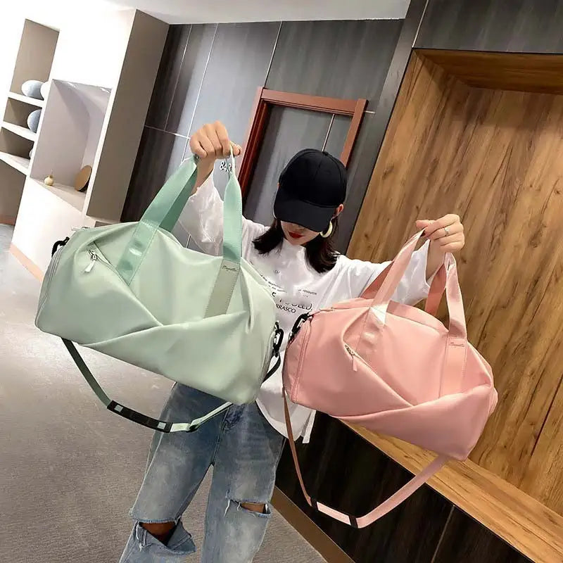 sac de voyage pour femme avec compartiment porté par un mannequin