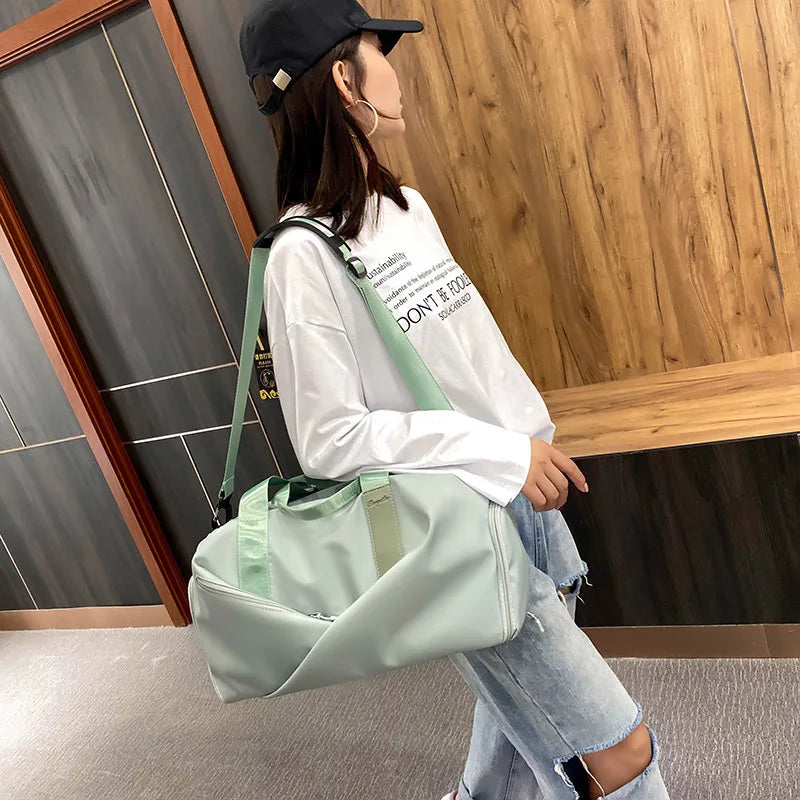 sac de voyage pour femme avec compartiment chaussures vue de face coloris vert porté par un mannequin