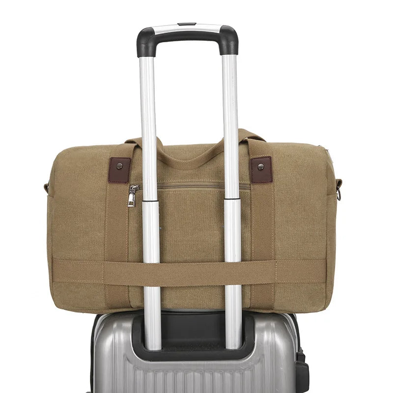sac voyage toile accroché sur une valise