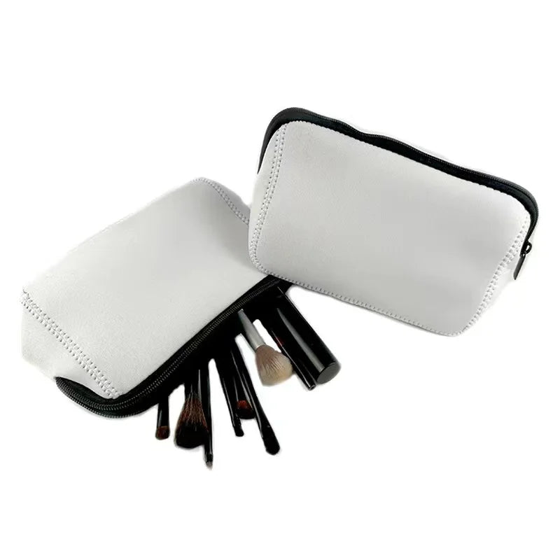 trousse de toilette blanche remplie avec des produits de maquillage