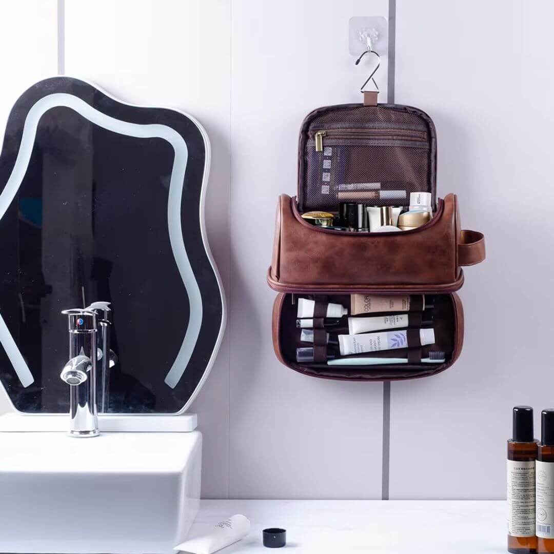 trousse de toilette crochet suspendue à un mur de salle de bain