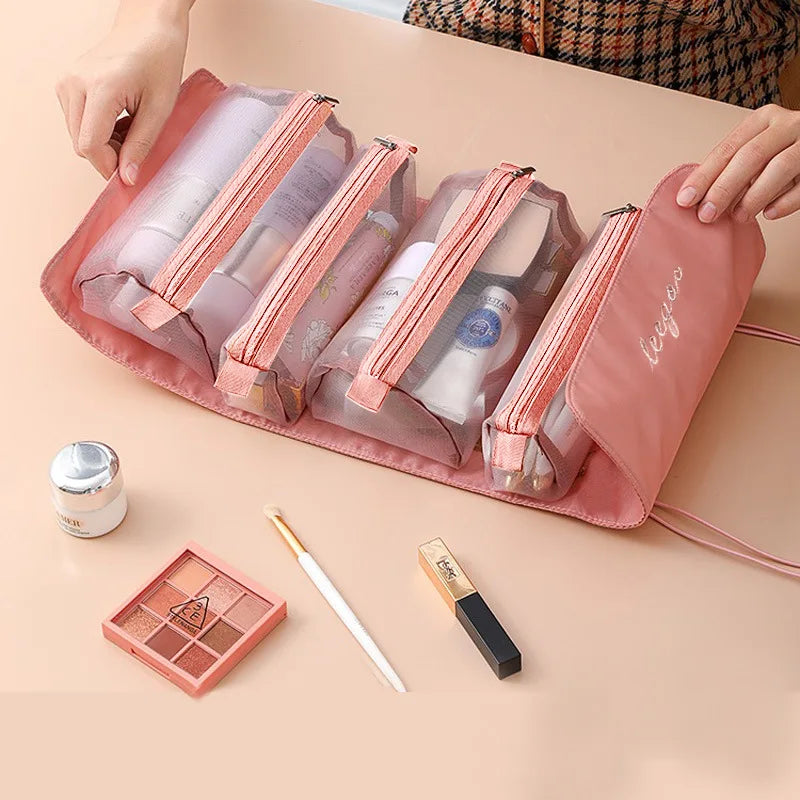 trousse de toilette dépliante rose vue de haut dépliée avec plusieurs compartiments indépendants